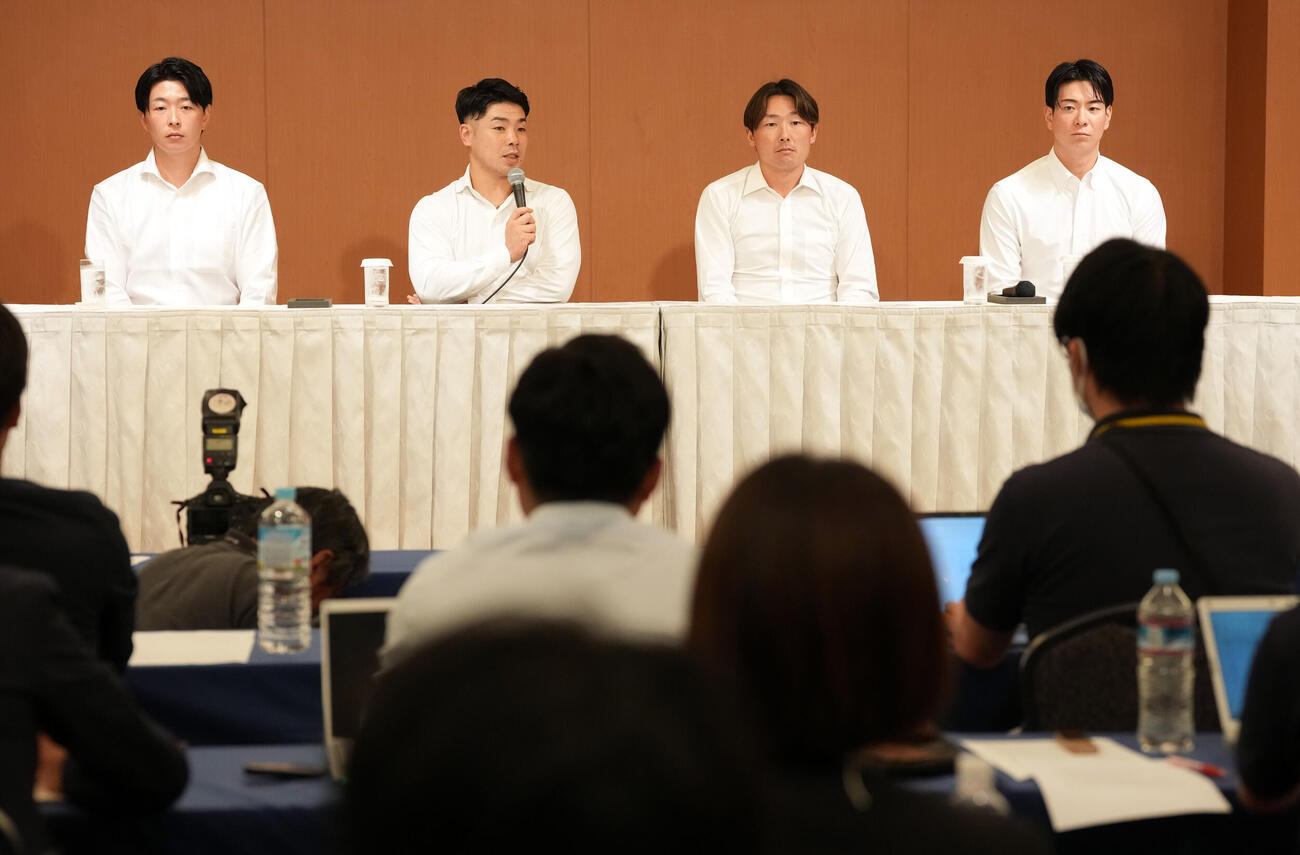 会見に登壇した、左から大瀬良大地理事長、近藤健介会長、源田壮亮副会長、松本剛副会長（撮影・たえ見朱実）