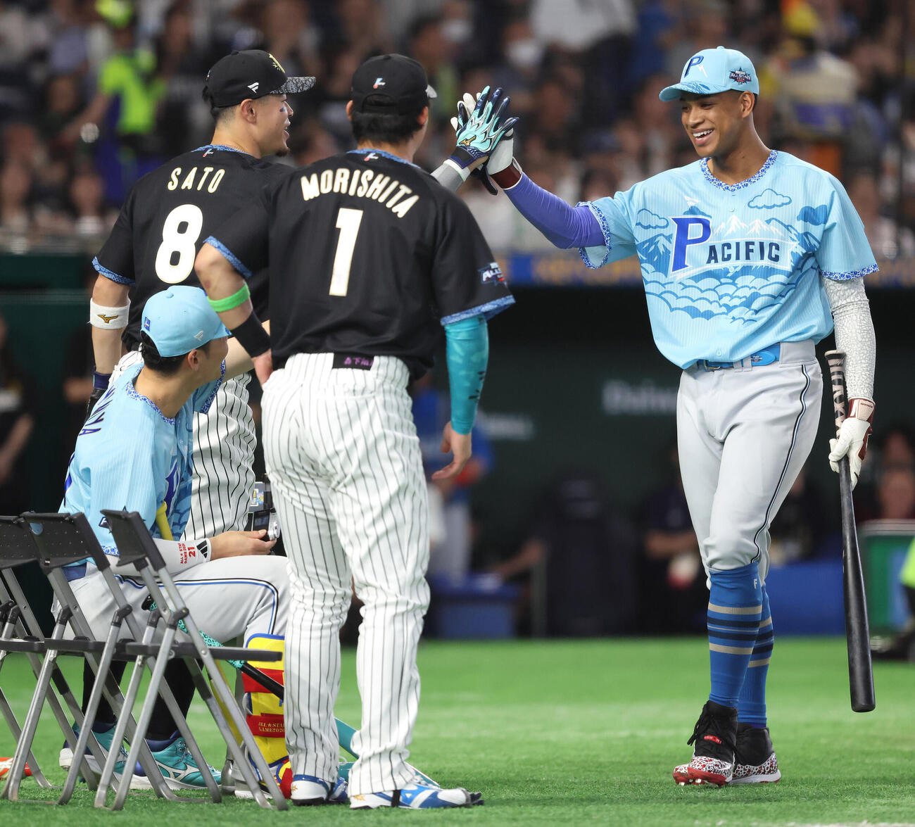 全セ対全パ　試合前、ホームランダービー1回戦を終える日本ハム万波中正（右）を迎える阪神佐藤輝明（後方左）ら（撮影・河田真司）