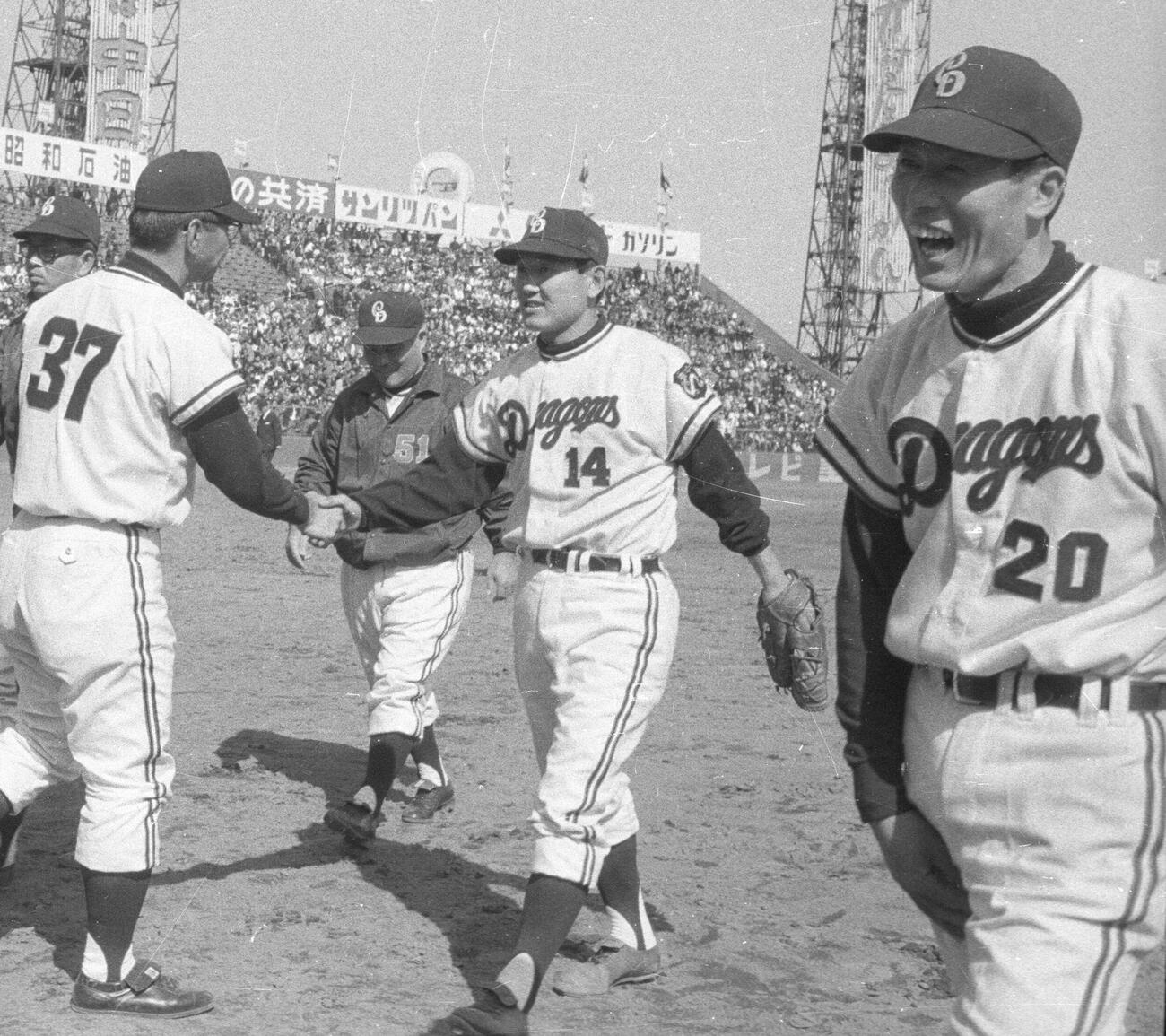 66年、中日対広島　2番遊撃でスタメン出場、4打数3安打2得点の活躍で今季初勝利に貢献した権藤（右）。中央は与那嶺要コーチ（左）と握手する勝利投手の板東英二さん（14番）