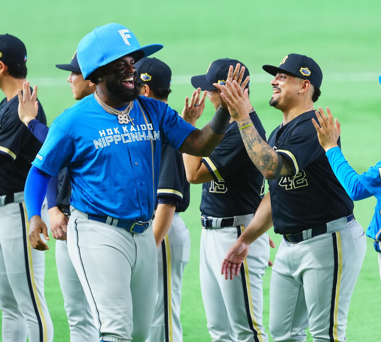 全セ対全パ　選手紹介で登場する大きな帽子をかぶり登場する全パフランミル・レイエス（左）（撮影・垰建太）