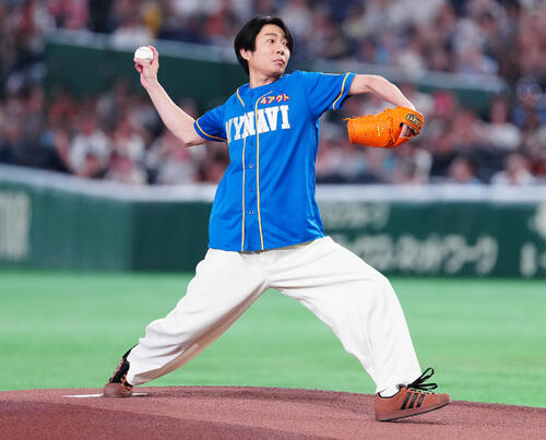 【球宴】相葉雅紀がファーストピッチ登場、大きく振りかぶっての投球は悔しいワンバウンド - プロ野球 : 日刊スポーツ