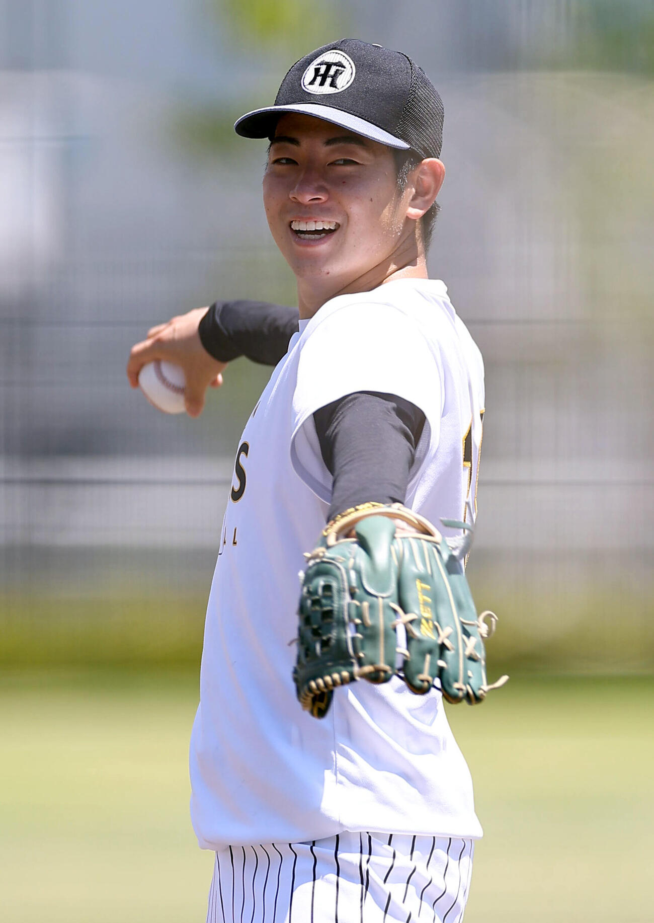 笑顔を見せながらキャッチボールをする下村海翔（撮影・上田博志）