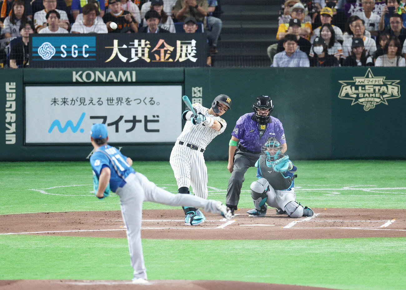 全セ対全パ　1回裏全セ1死、本塁打を放つ佐藤輝明。投手伊藤大海（撮影・宮地輝）