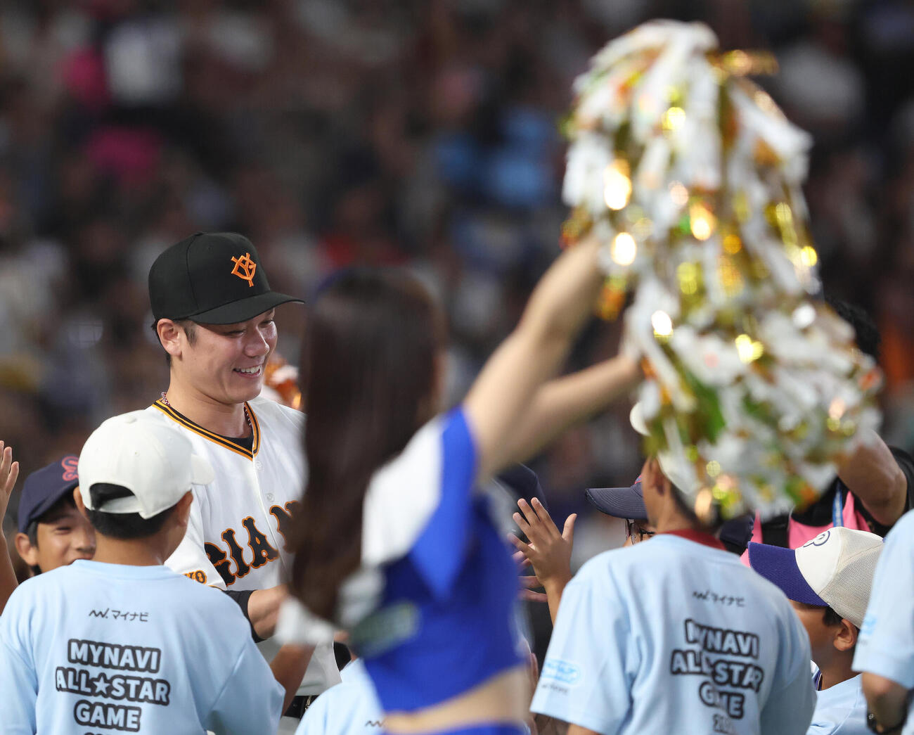 全セ対全パ　開始前、入場する巨人坂本勇人（撮影・河田真司）