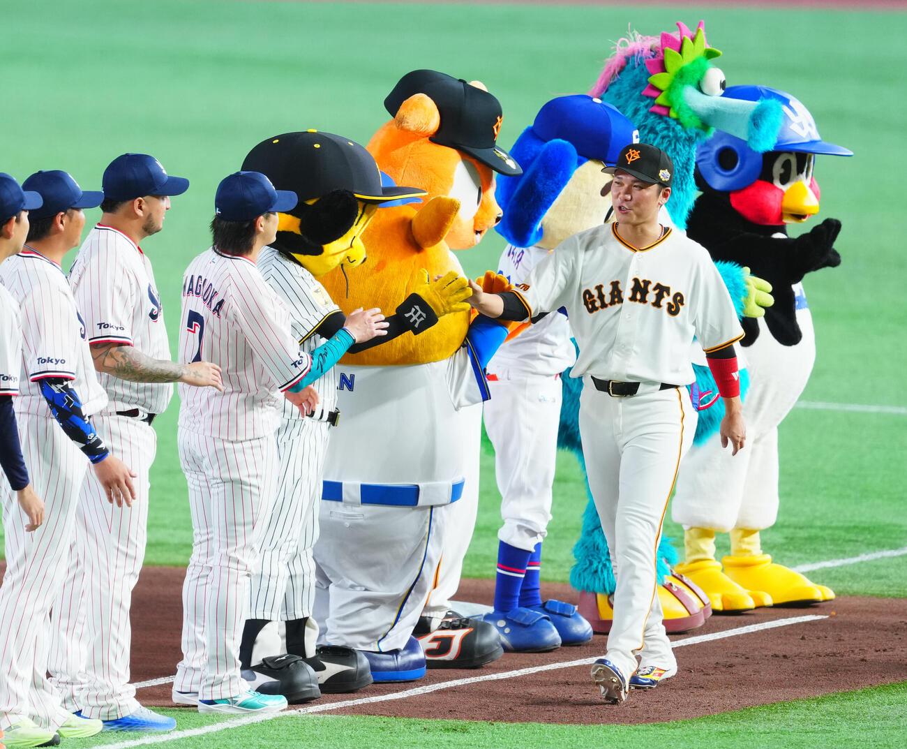全セ対全パ　スタメン発表で登場する全セ坂本勇人（右）（撮影・垰建太）