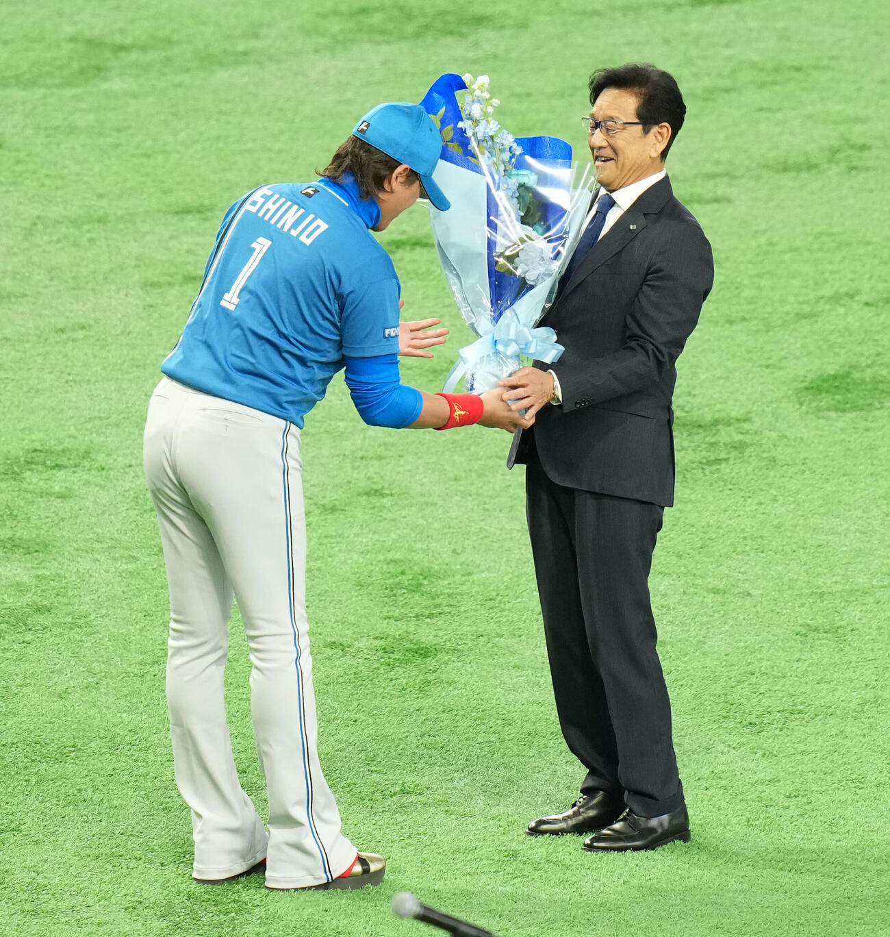 マイナビオールスター20226　第1戦　全セ対全パ　殿堂入り表彰を受け日本ハムの新庄剛志監督から花束を贈られる栗山英樹氏（撮影・たえ見朱実）