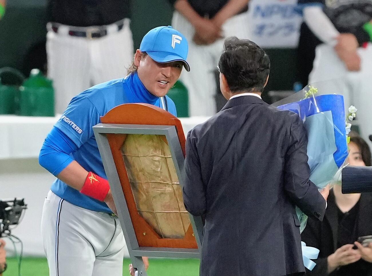 マイナビオールスターゲーム2026　第1戦　全セ対全パ　野球殿堂表彰を受けた栗山英樹氏（右）のレリーフを見つめる日本ハム新庄剛志監督（撮影・足立雅史）