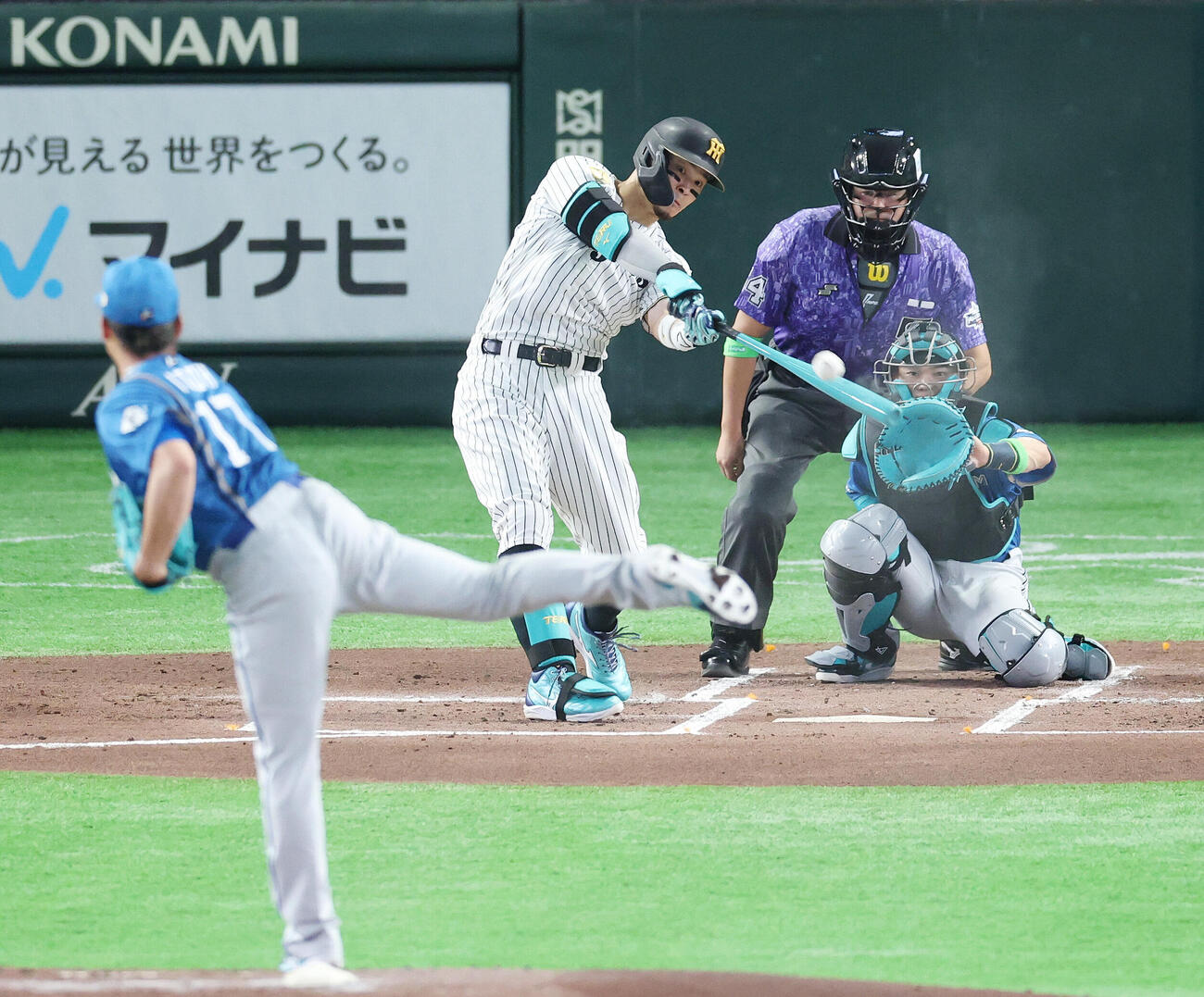 全セ対全パ　1回裏全セ1死、本塁打を放つ佐藤輝明。投手伊藤大海（撮影・宮地輝）