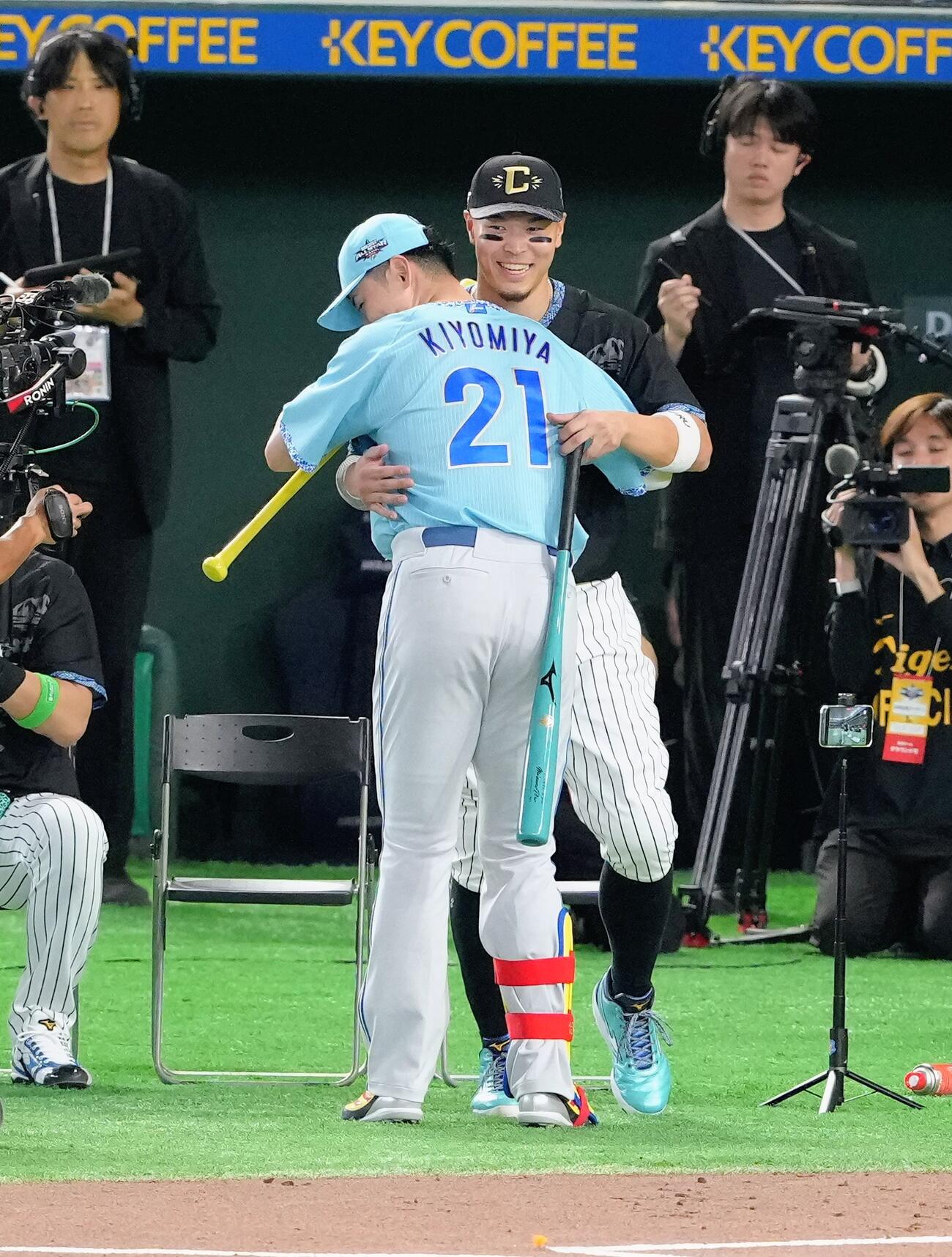 マイナビオールスターゲーム2026　第1戦　全セ対全パ　ホームランダービー1回戦で日本ハム清宮幸太郎（手前）に勝利し健闘をたたえ合い抱き合う阪神佐藤輝明（撮影・足立雅史）