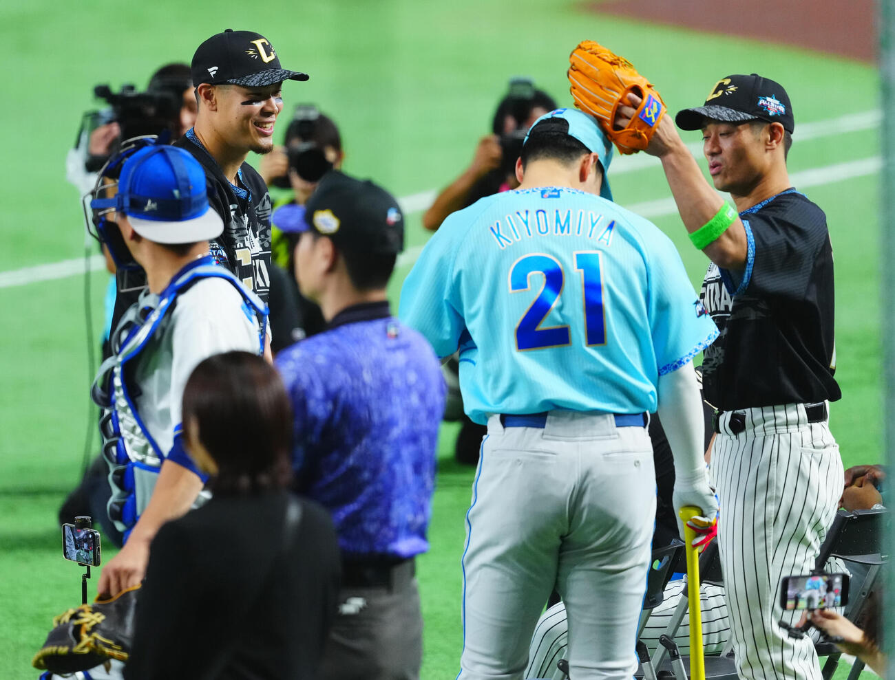 全セ対全パ　阪神佐藤輝明（左上）とのホームランダービー1回戦がサドンデスとなり日本ハム清宮幸太郎（中央）の頭をたたく打撃投手を務める坂本誠志郎（右）（撮影・垰建太）