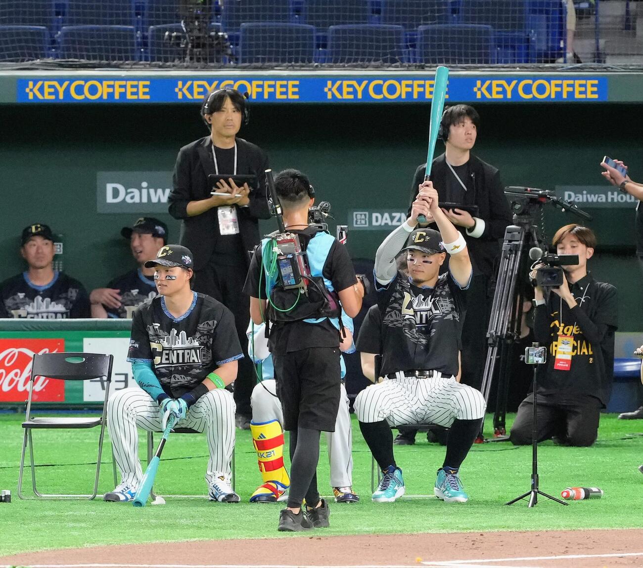 マイナビオールスターゲーム2026　第1戦　全セ対全パ　ホームランダービー1回戦で日本ハム清宮幸太郎に勝利しバットを掲げる阪神佐藤輝明（右）（撮影・足立雅史）