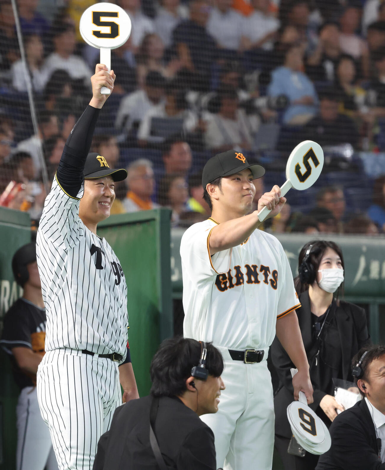 全セ対全パ　クイズに臨む全セ大山悠輔（左）と大城卓三（撮影・河田真司）