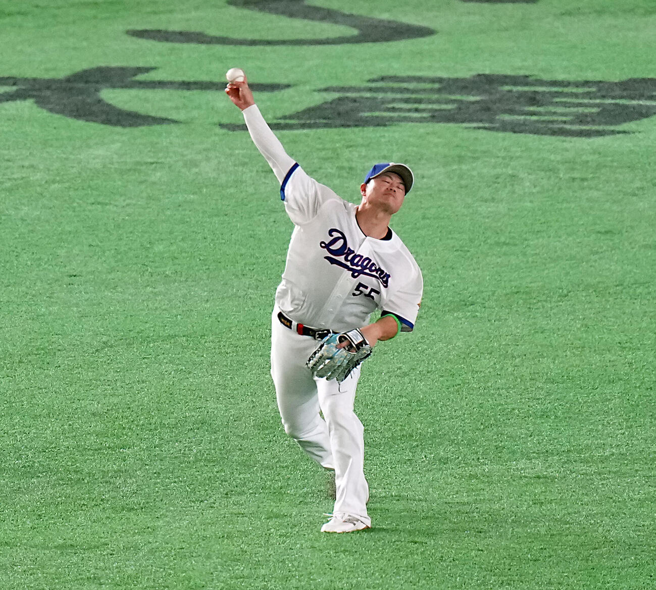 全セ対全パ　2回表全パ1死一、三塁、田宮裕涼の左飛を捕球し本塁へ送球する細川成也（撮影・たえ見朱実）
