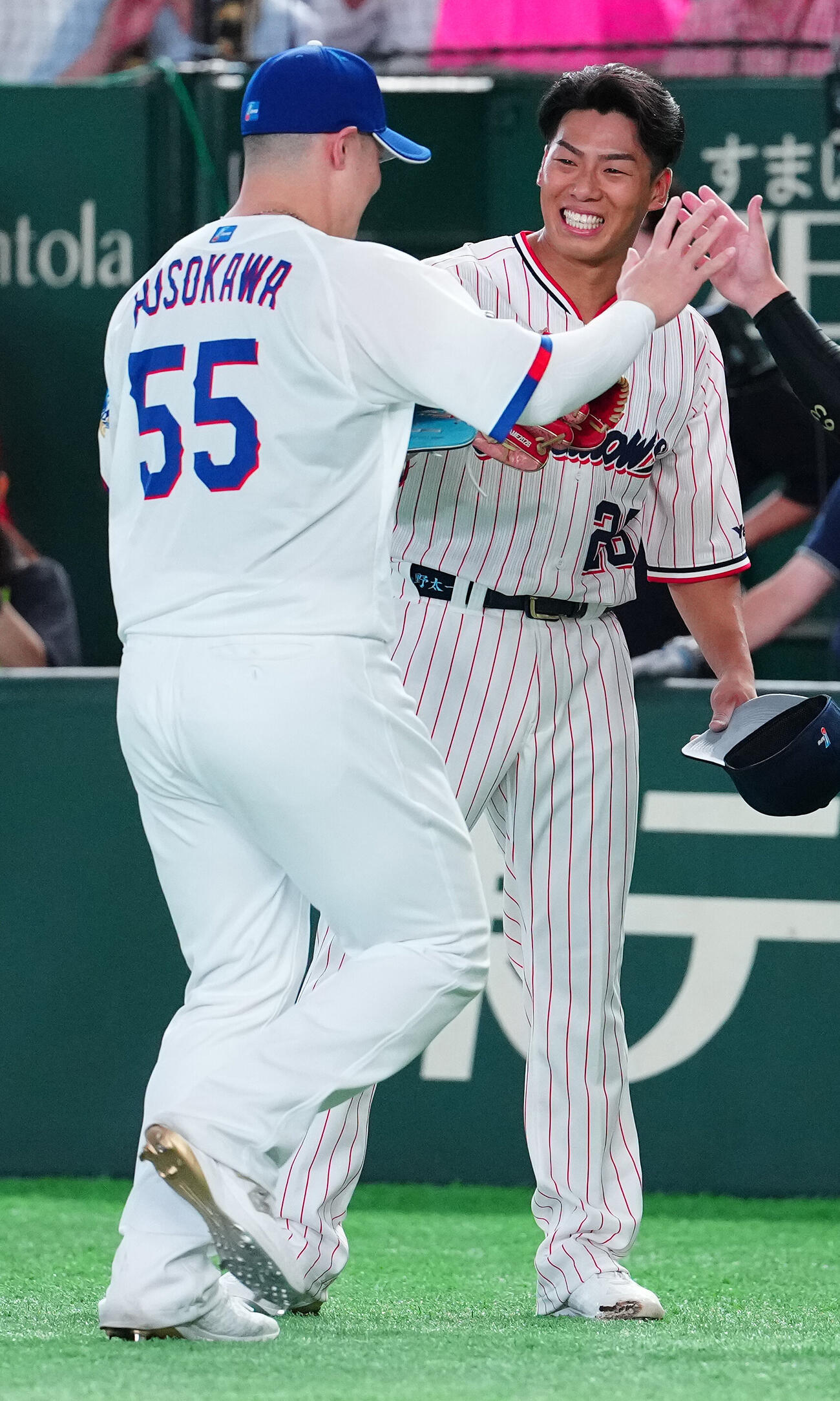 全セ対全パ　2回表を終え、細川成也（左）を笑顔で迎える全セ山野太一（撮影・鈴木みどり）
