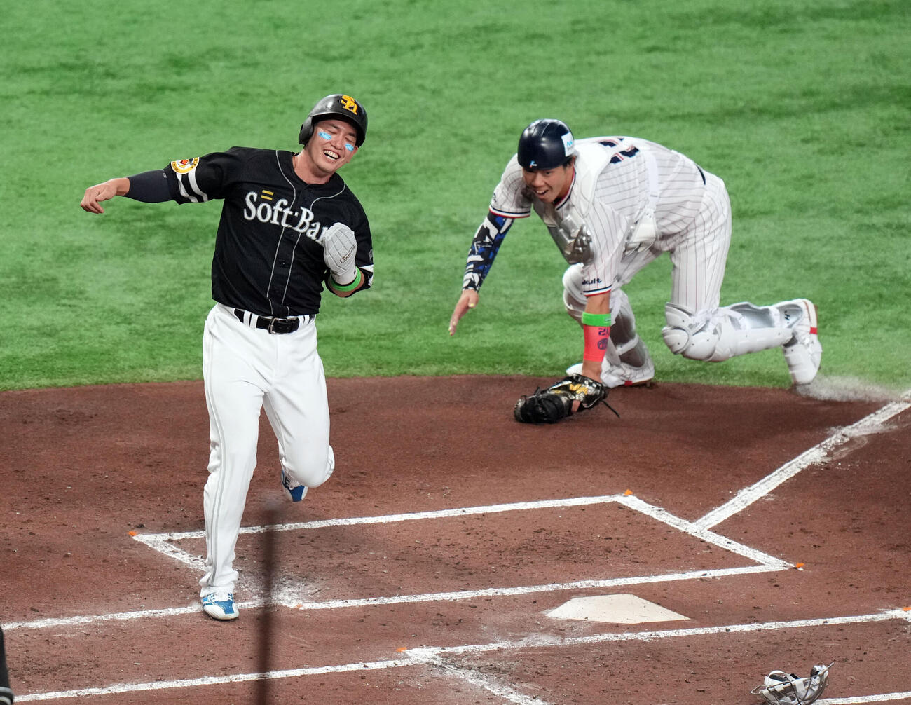 マイナビオールスター20226　第1戦　全セ対全パ　2回表全パ1死一、三塁、細川成也の好返球で本塁でアウトになる栗原陵矢。右は古賀優大（撮影・たえ見朱実）
