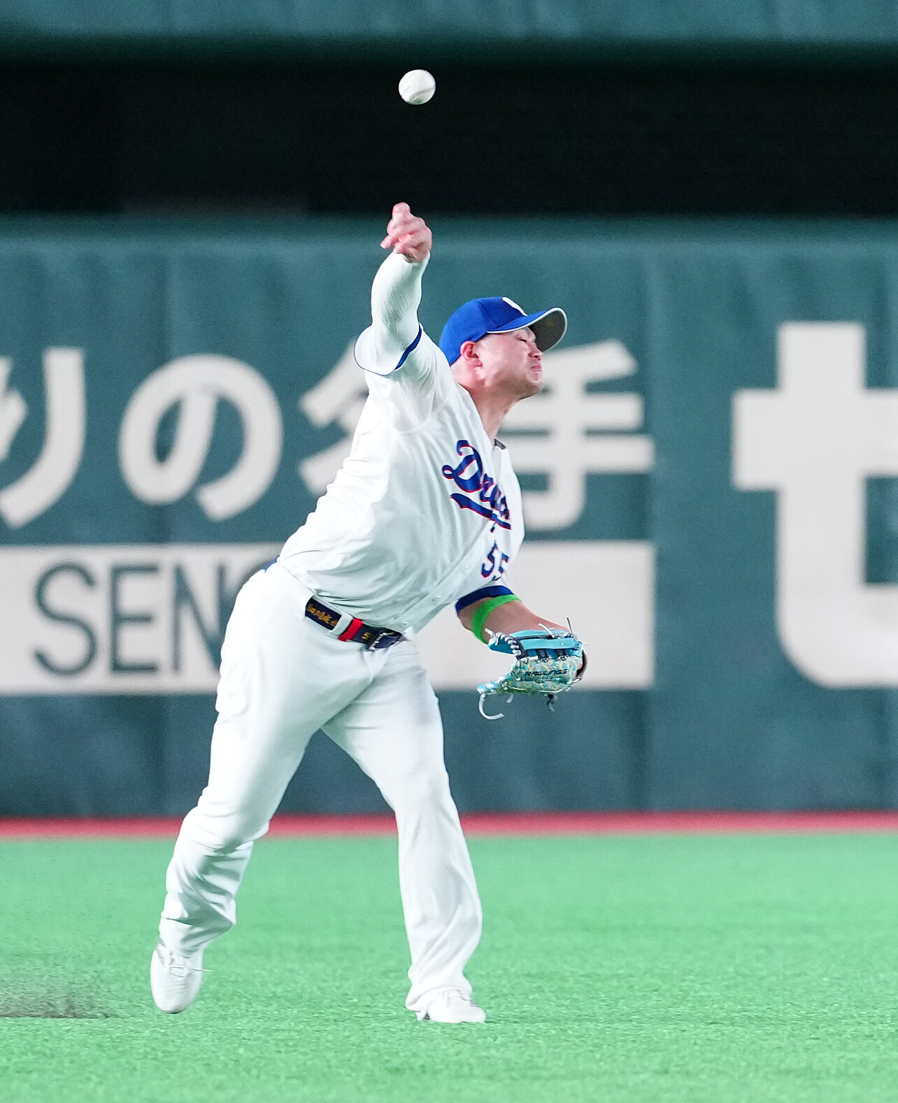 全セ対全パ　2回表全パ1死一、三塁、田宮裕涼の打球を本塁へ好返球し、三塁走者栗原陵矢の生還を阻止する左翼手細川成也（撮影・鈴木みどり）