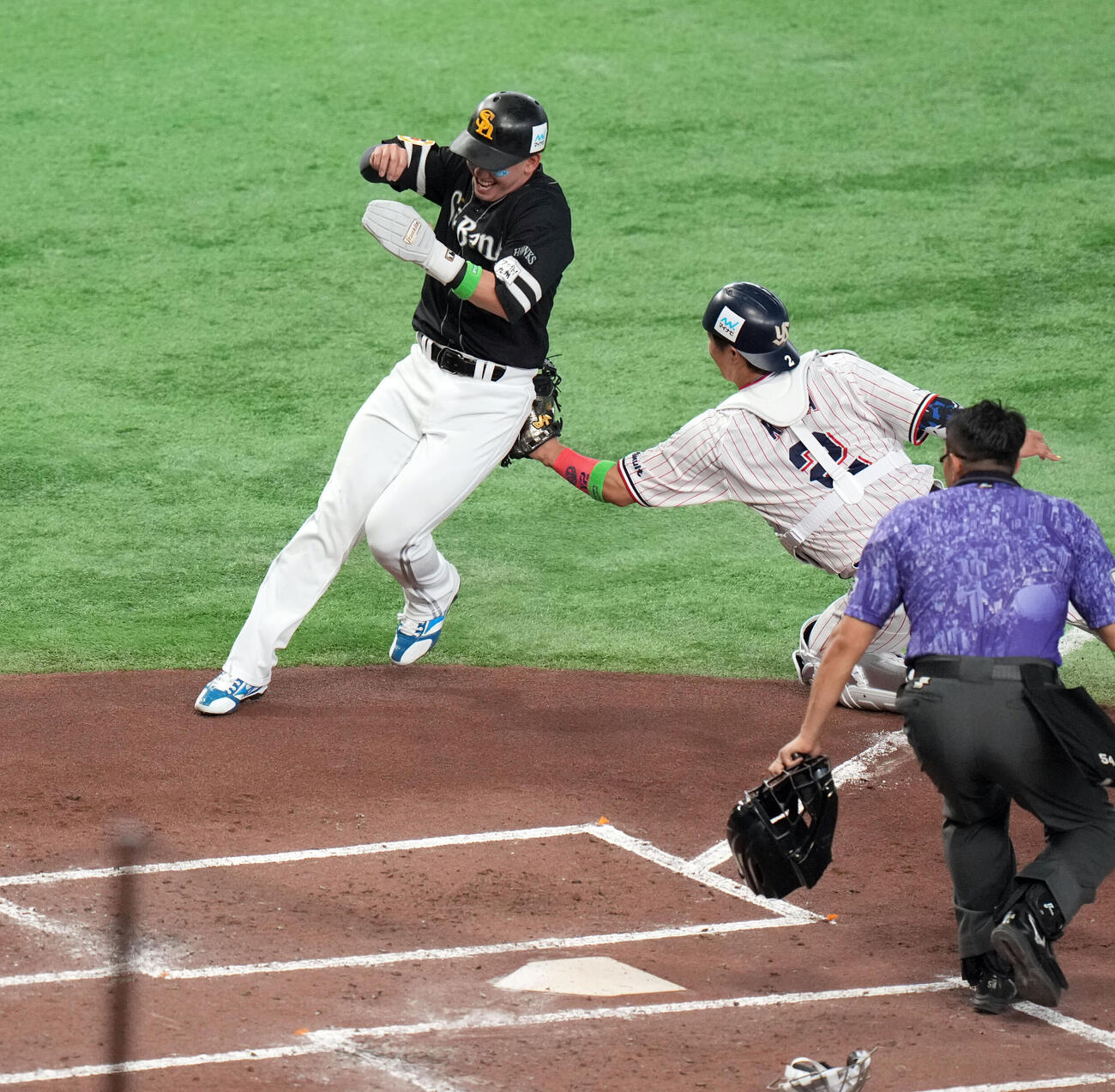 マイナビオールスター20226　第1戦　全セ対全パ　2回表全パ1死一、三塁、細川成也の好返球で本塁でアウトになる栗原陵矢。右は古賀優大（撮影・たえ見朱実）