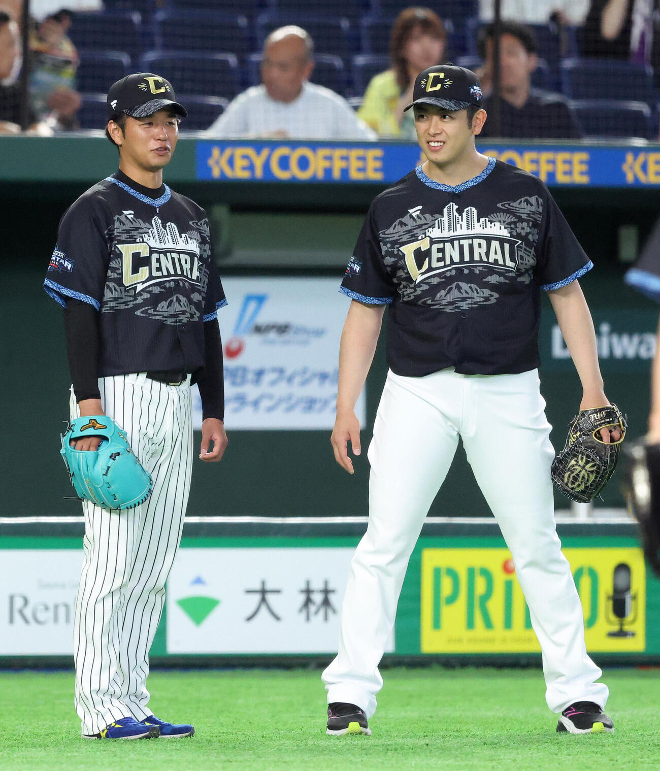 全セ対全パ　試合前、言葉を交わす阪神高橋遙人（左）と中日松山晋也