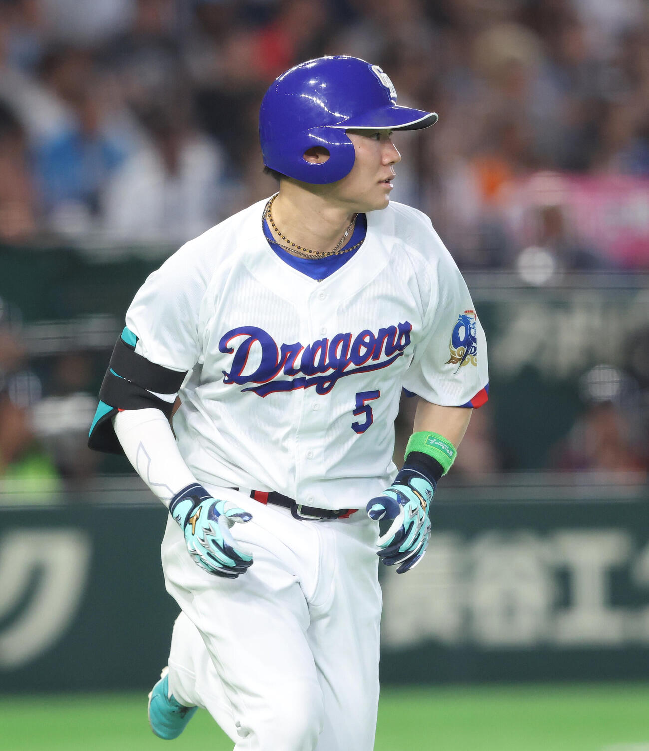 全セ対全パ　2回裏全セ無死、中前打を放つ村松開人（撮影・河田真司）