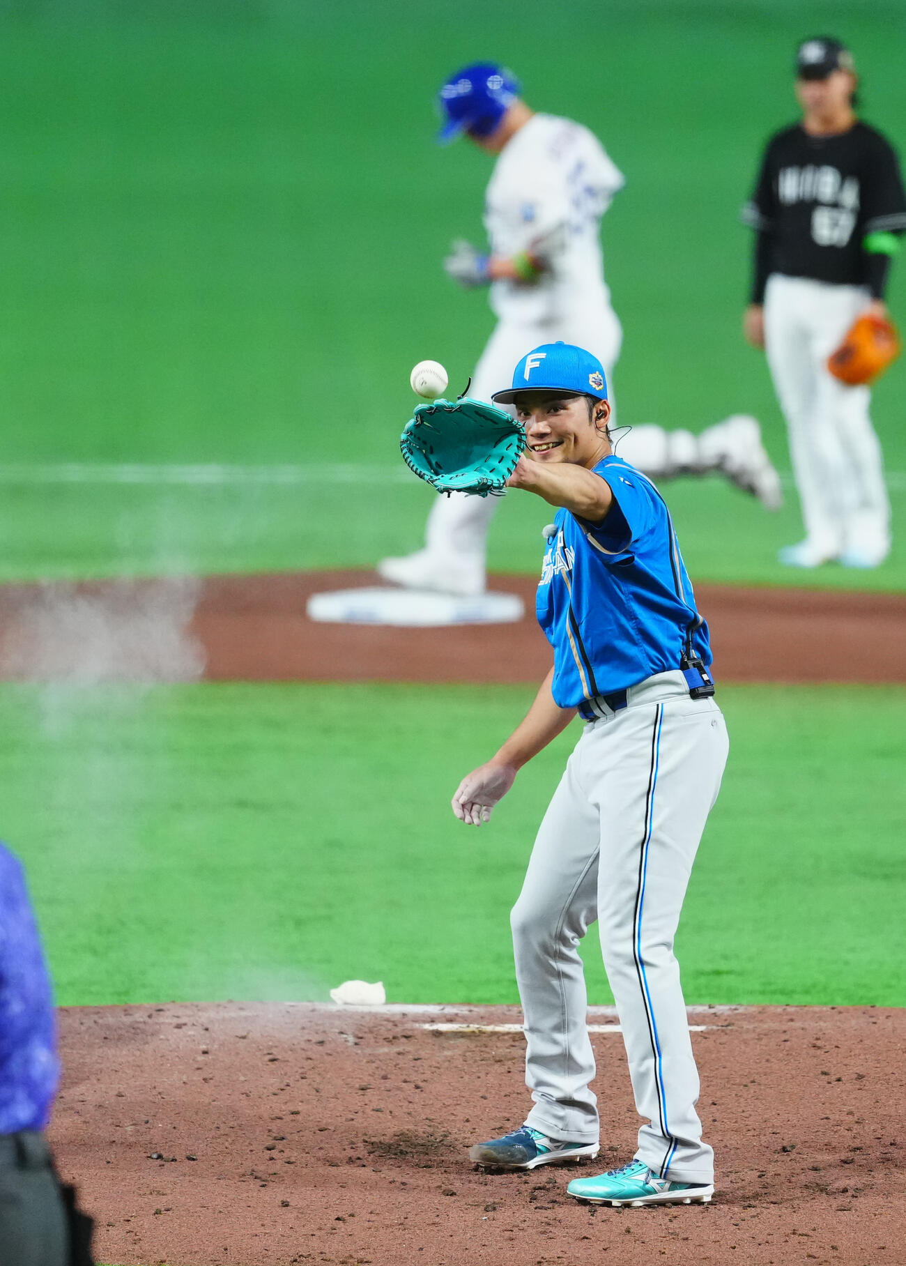 全セ対全パ　2回裏全セ無死、細川成也（後方）にソロ本塁打を浴び苦笑いの伊藤大海（撮影・垰建太）