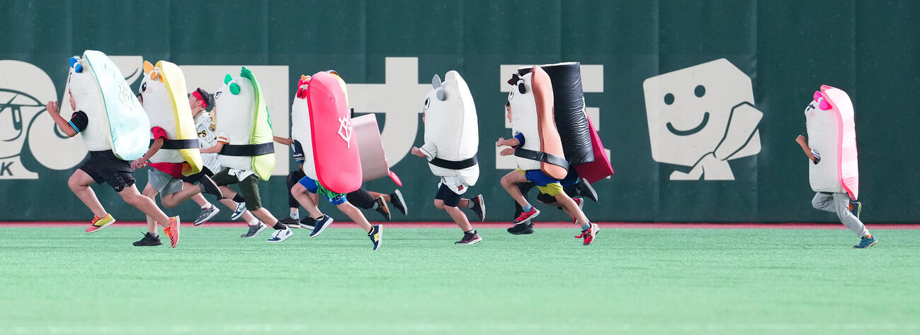 全セ対全パ　すしレースで力走する子供たち（撮影・鈴木みどり）