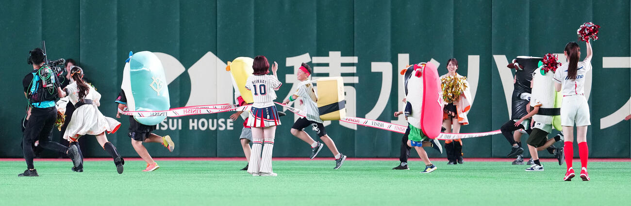全セ対全パ　すしレースで力走する子供たち（撮影・鈴木みどり）