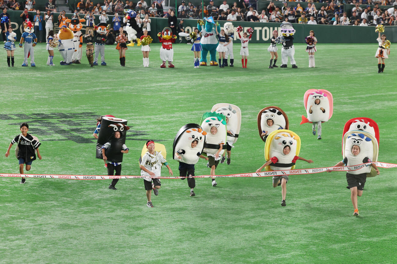 全セ対全パ　すしレースで力走する子供たち（撮影・宮地輝）