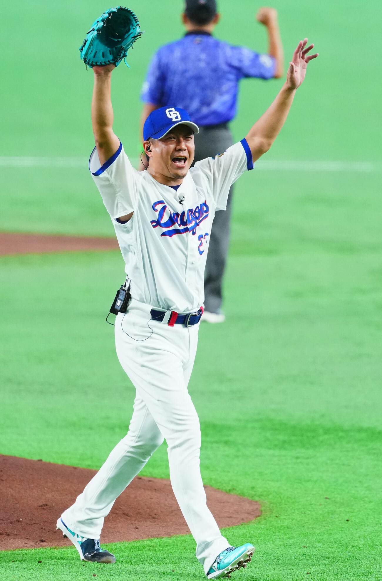 全セ対全パ　5回表を投げ終えバンザイする全セ大野雄大（撮影・垰建太）