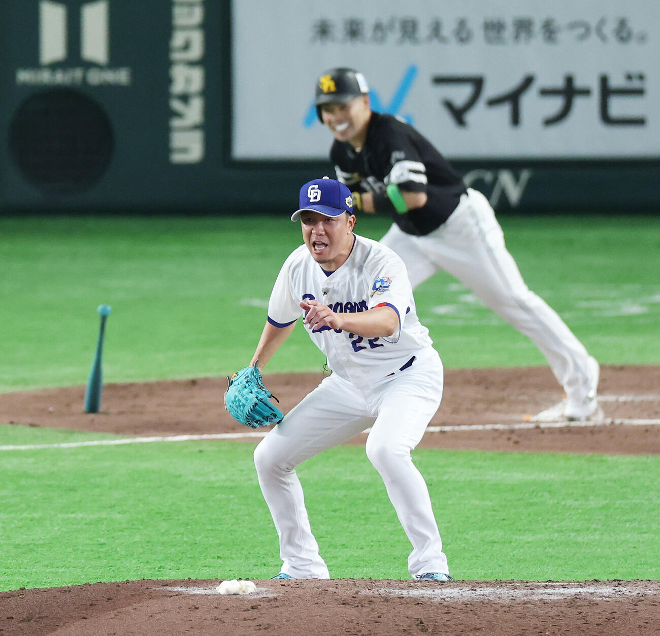 全セ対全パ　5回表全パ1死一塁、近藤健介を二塁併殺打にする大野雄大（撮影・宮地輝）