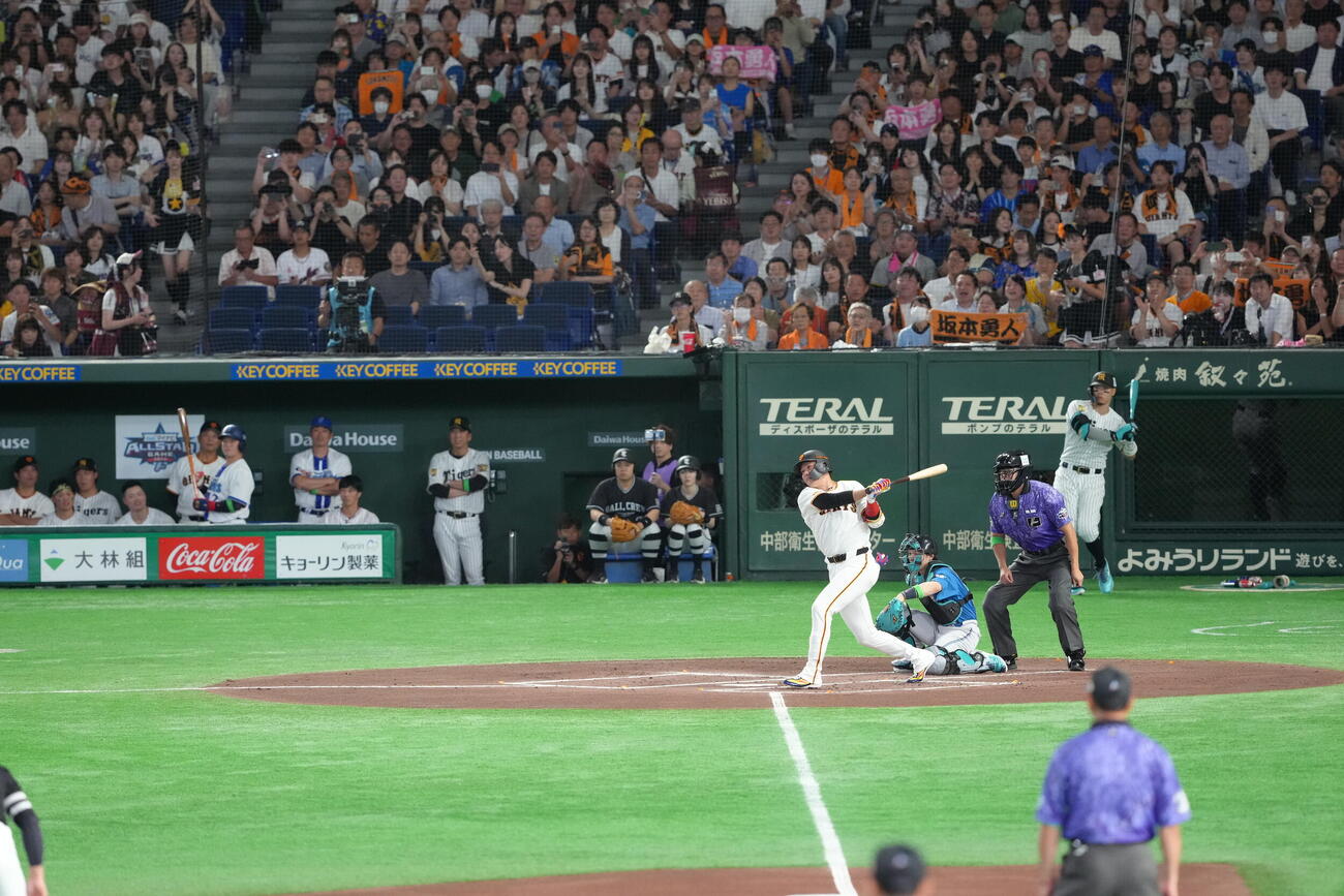 マイナビオールスターゲーム2026　第1戦　1回表全パの攻撃を無失点に抑え、笑顔でタッチを交わす全セ山野太一（中央）（撮影・足立雅史）