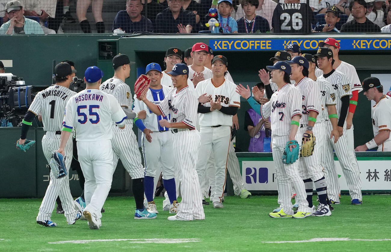 マイナビオールスターゲーム2026　第1戦　1回表全パの攻撃を無失点に抑え、笑顔でタッチを交わす全セ山野太一（中央）（撮影・足立雅史）