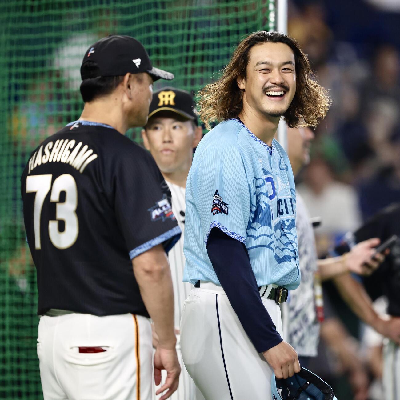 全セ対全パ　試合前、巨人橋上秀樹監督代行（左）と言葉を交わす西武高橋光成（撮影・河田真司）