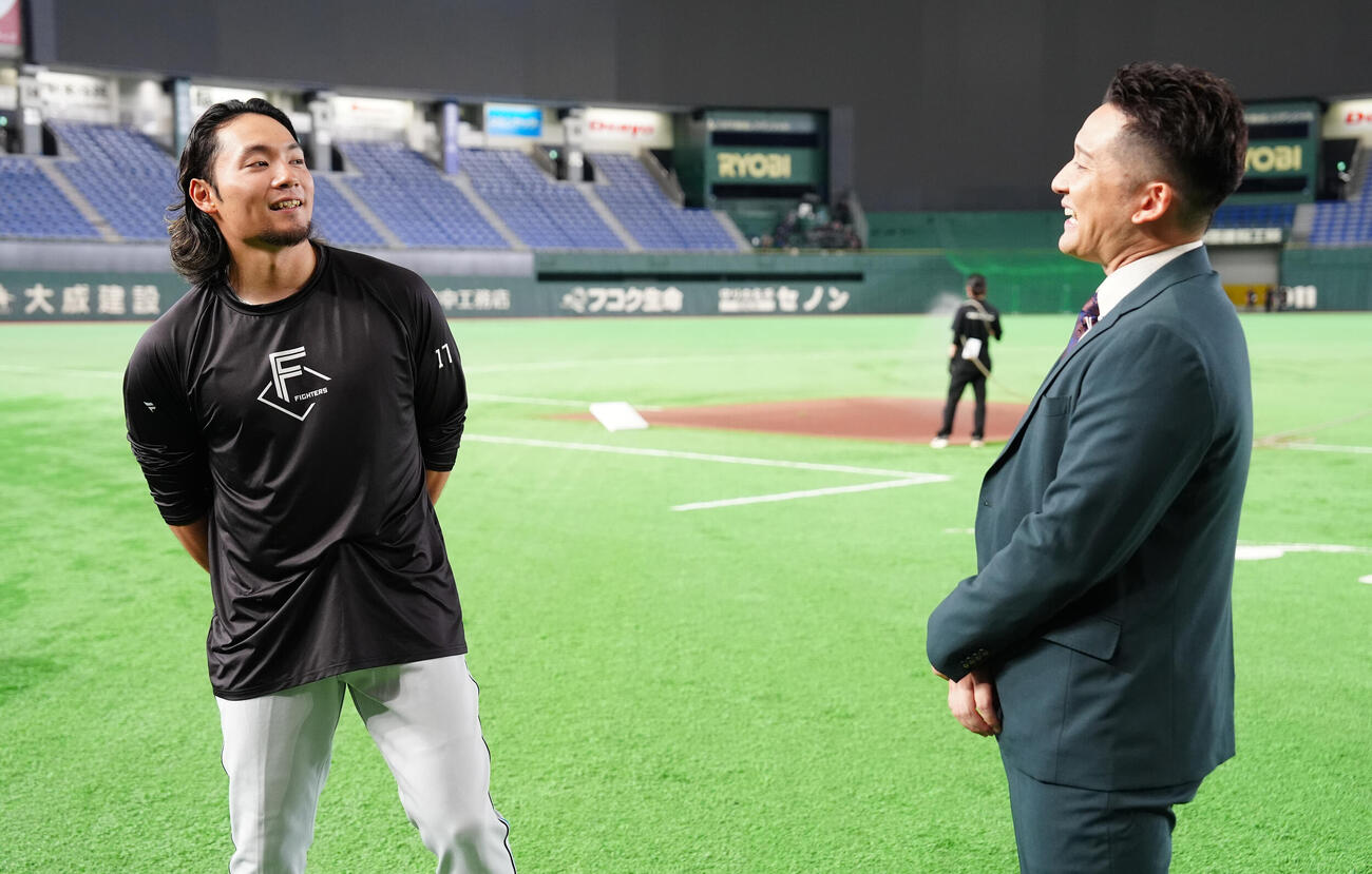 全セ対全パ　談笑する日本ハム伊藤大海（左）と杉谷拳士氏（撮影・鈴木みどり）