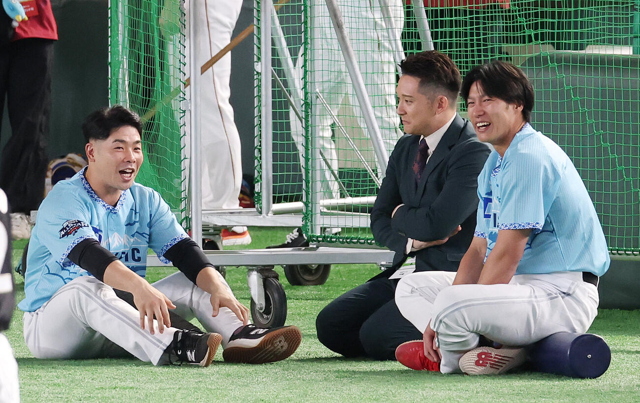 全セ対全パ　試合前、杉谷拳士氏（中央）と談笑するソフトバンク近藤健介（左）と柳田悠岐（撮影・宮地輝）