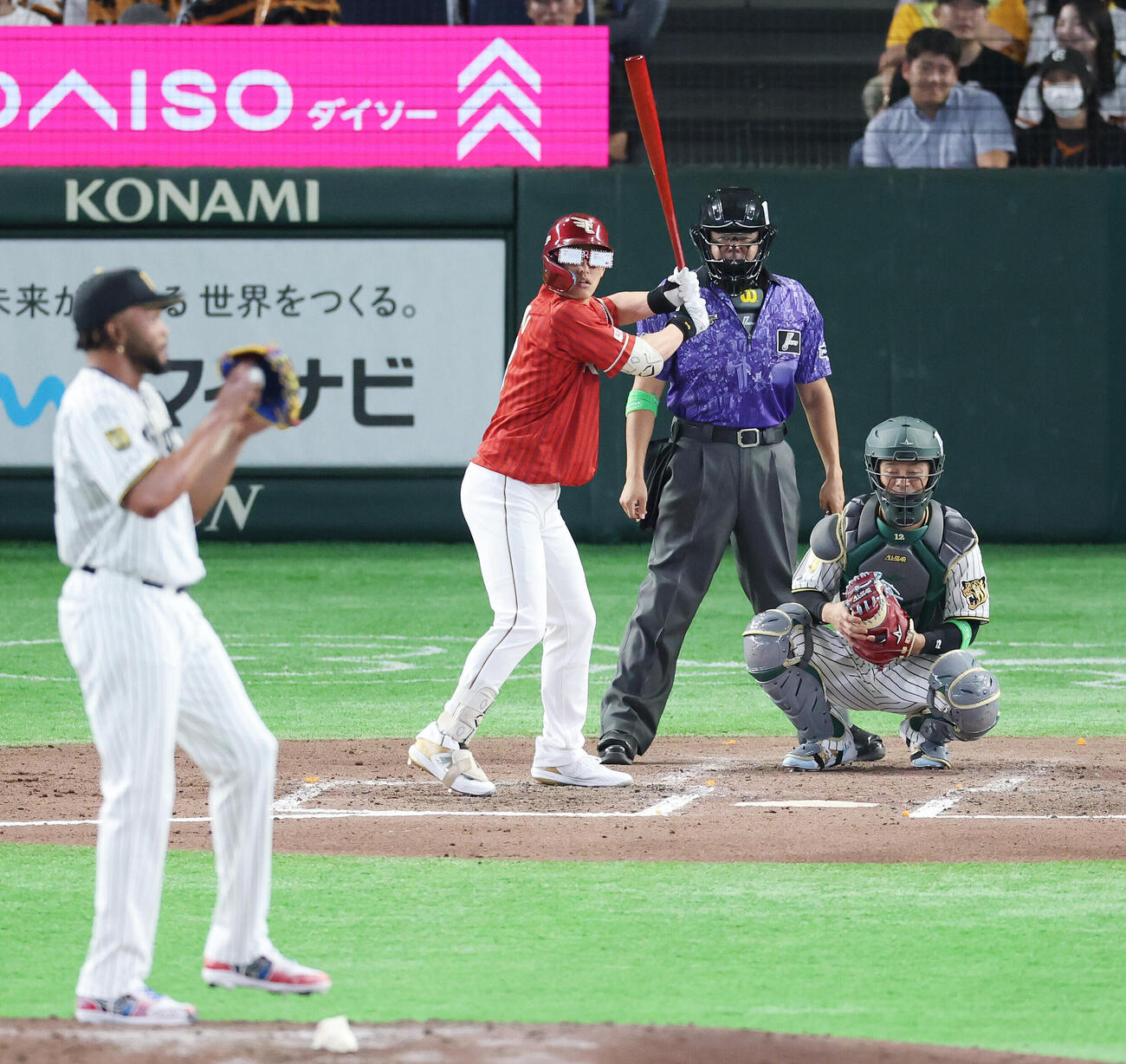 全セ対全パ　7回表全パ2死三塁、楽天カードのめがねをかけ打席に立つ辰己涼介（撮影・宮地輝）