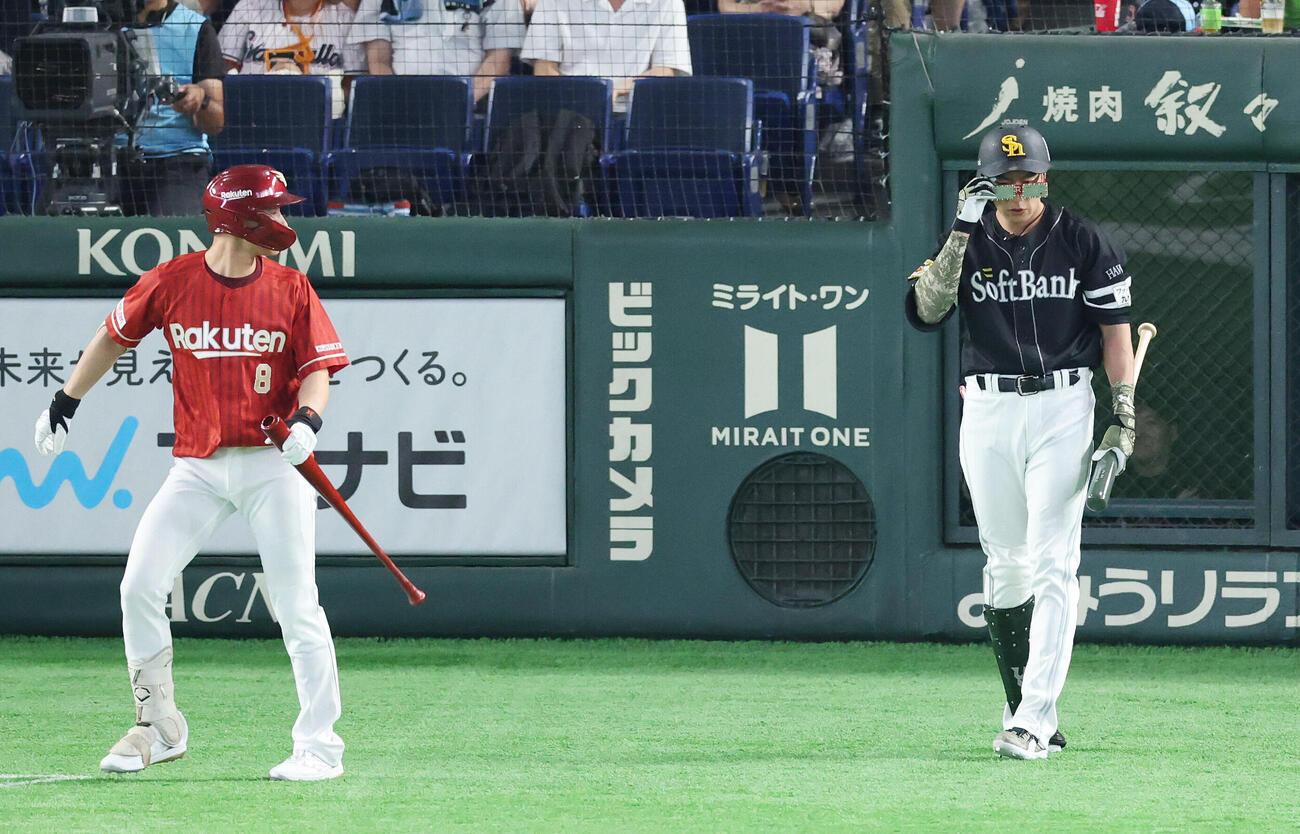 全セ対全パ　7回表全パ2死三塁、辰己涼介（左）の楽天カードのめがねをかける柳田悠岐（撮影・宮地輝）
