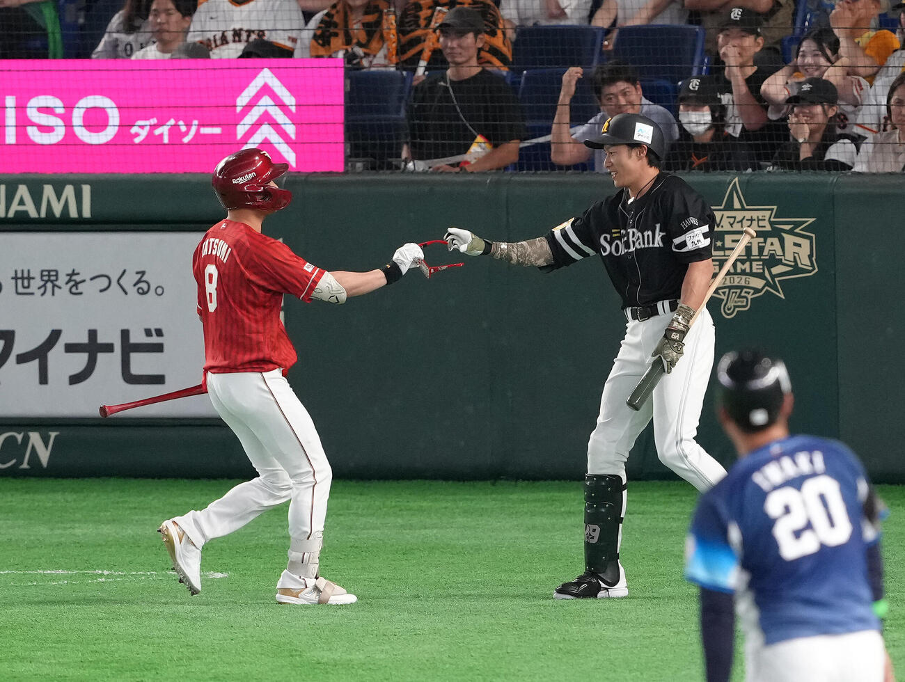 全セ対全パ　7回表全パ2死三塁、辰己涼介（左）は特製のメガネを外し柳田悠岐に渡す（撮影・足立雅史）