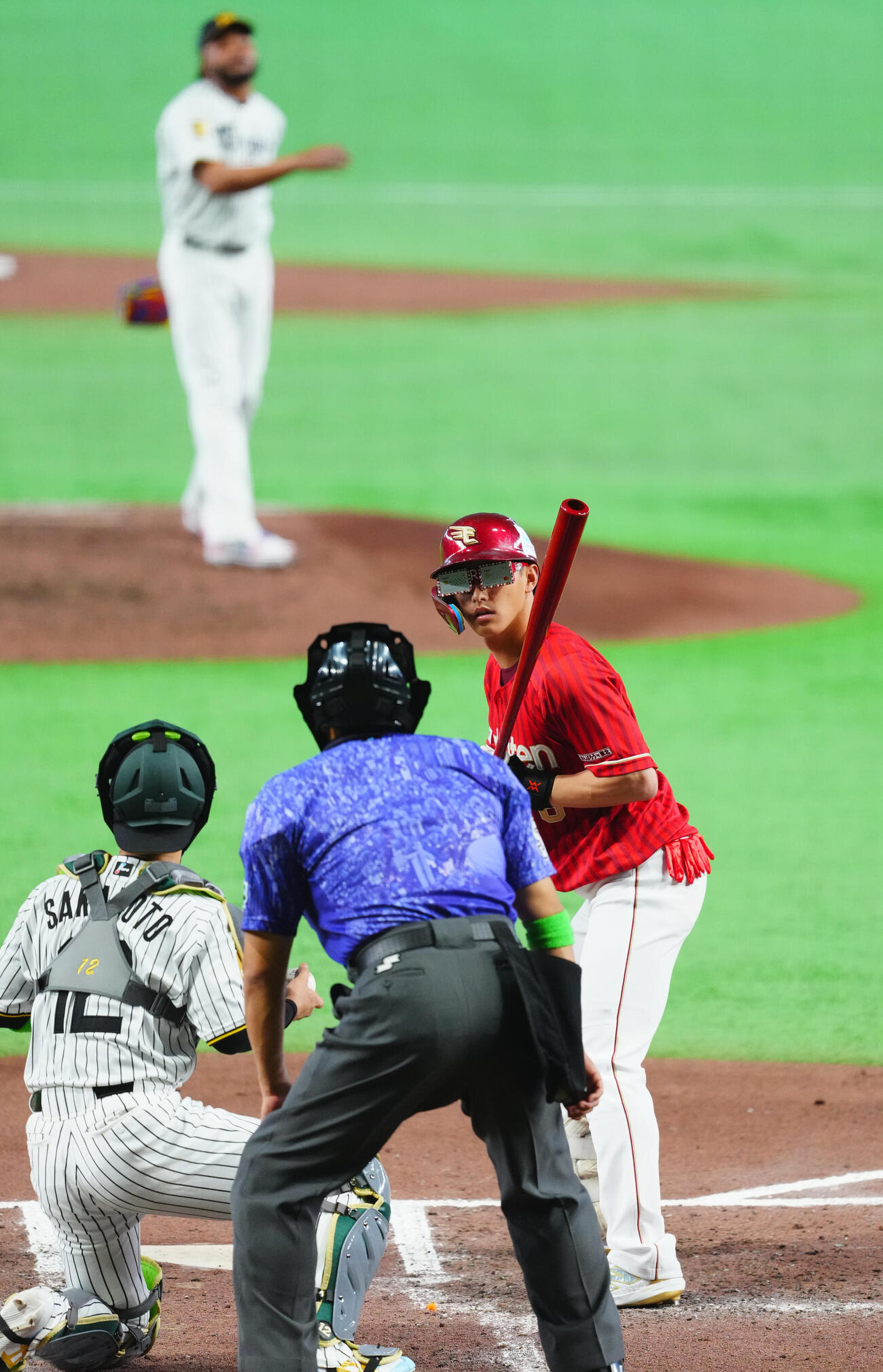 全セ対全パ　7回表全パ2死三塁、楽天カードマンに扮（ふん）して打席に入る辰己涼介（撮影・垰建太）