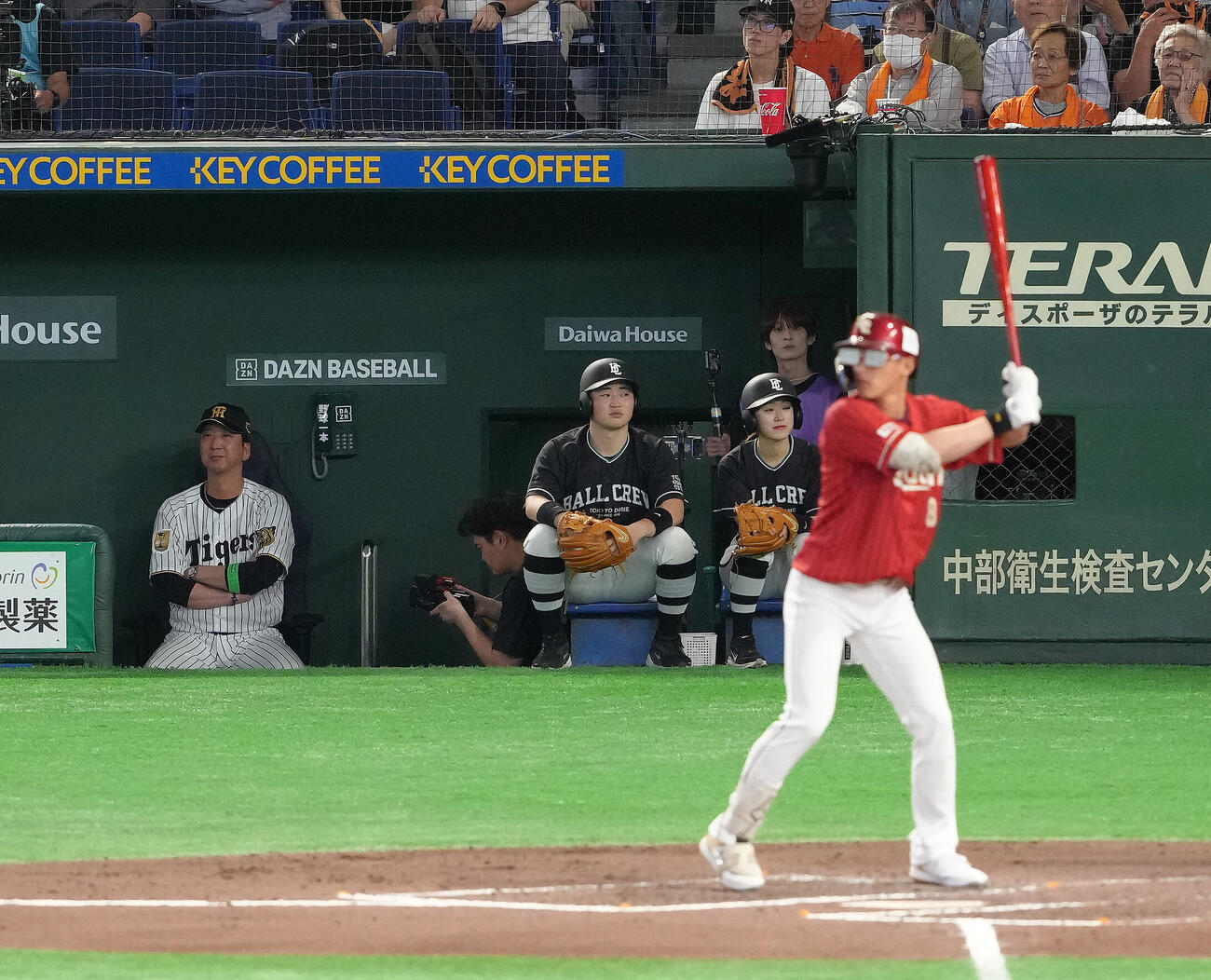 マイナビオールスターゲーム2026　第1戦　全セ対全パ　7回表全パ2死三塁、辰己涼介は特製のメガネ姿で打席に立つ。左は全セ藤川球児監督（撮影・足立雅史）