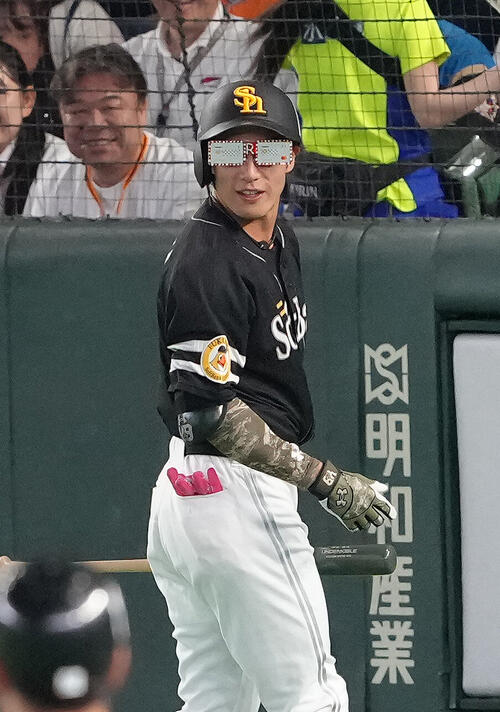 球宴】楽天辰己涼介が楽天カードマンのサングラス装着で打席に登場