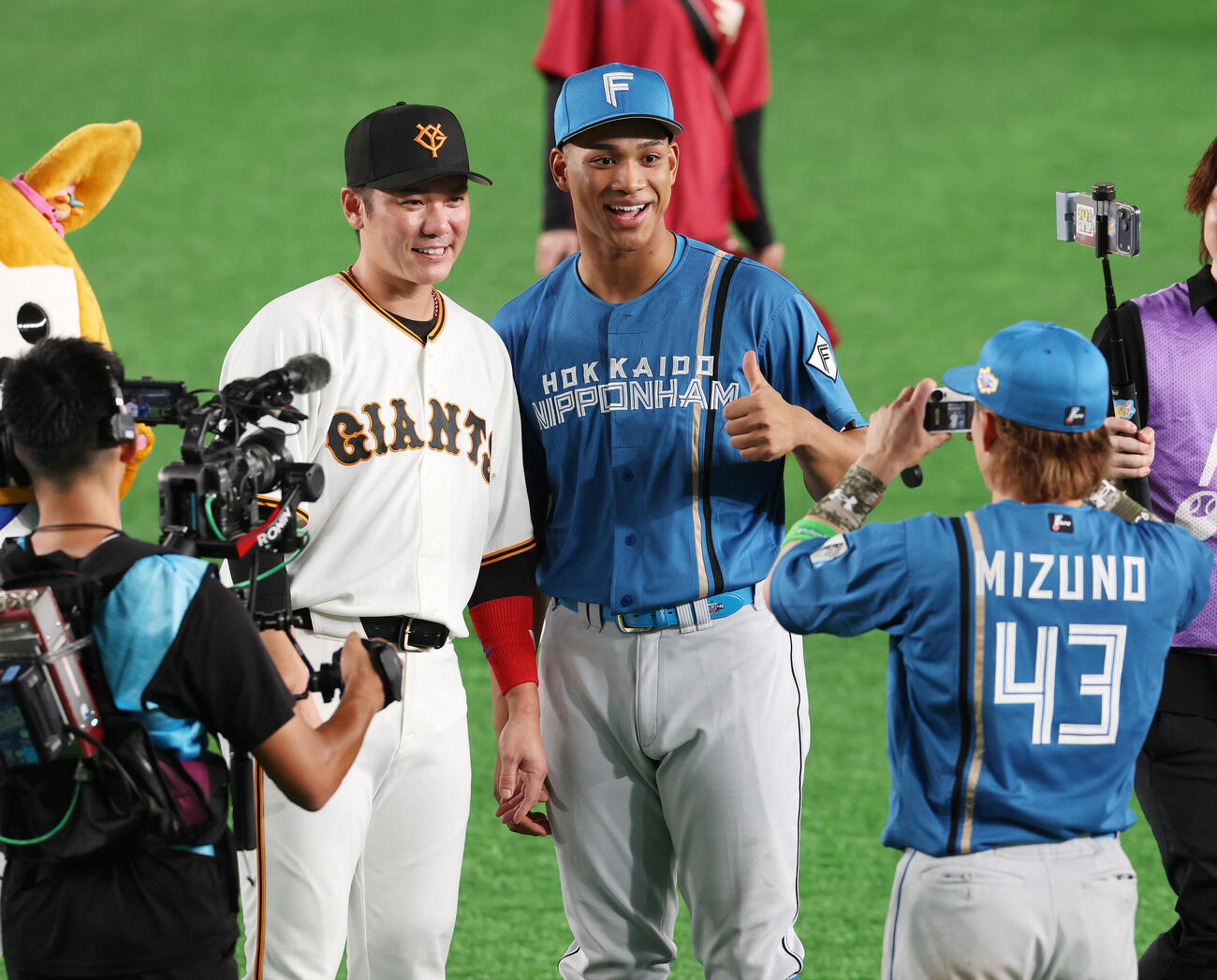 全セ対全パ　試合後、巨人坂本勇人（左）との記念撮影を日本ハム水野達稀（右）に撮影してもらう万波中正（撮影・宮地輝）