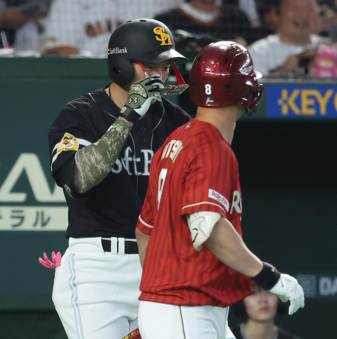 全セ対全パ　7回表全パ2死三塁、辰己涼介（右）からサングラスを預かる柳田悠岐（撮影・河田真司）