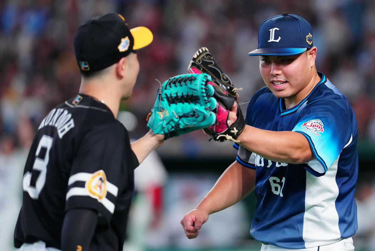 全セ対全パ　4回裏を終え、近藤健介（左）を迎える全パ平良海馬（撮影・鈴木みどり）