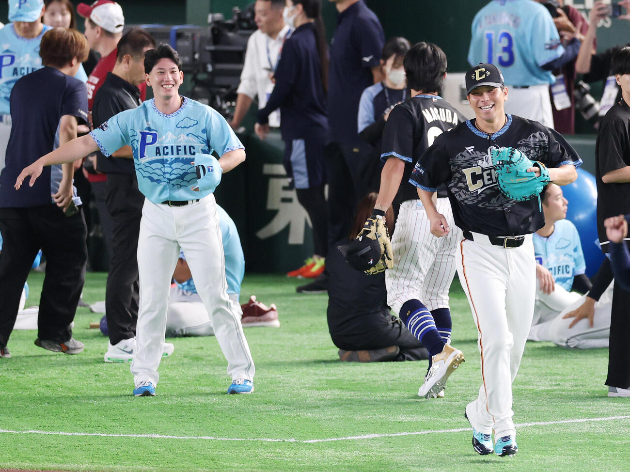 全セ対全パ　試合前練習でつまずきソフトバンク栗原陵矢（左）にツッコまれ笑顔の巨人大城卓三（撮影・宮地輝）