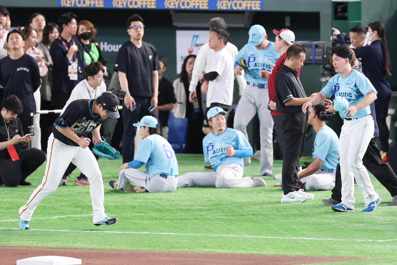 全セ対全パ　試合前練習でつまずきソフトバンク栗原陵矢（右）にツッコまれる巨人大城卓三（撮影・宮地輝）