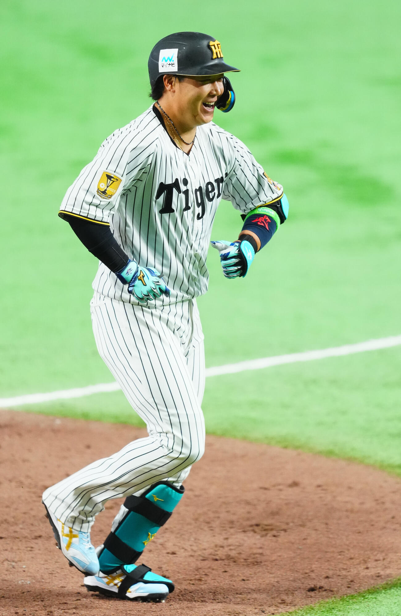 全セ対全パ　8回裏全セ1死二塁、2点本塁打を放ちポーズを決める大山悠輔（撮影・垰建太）