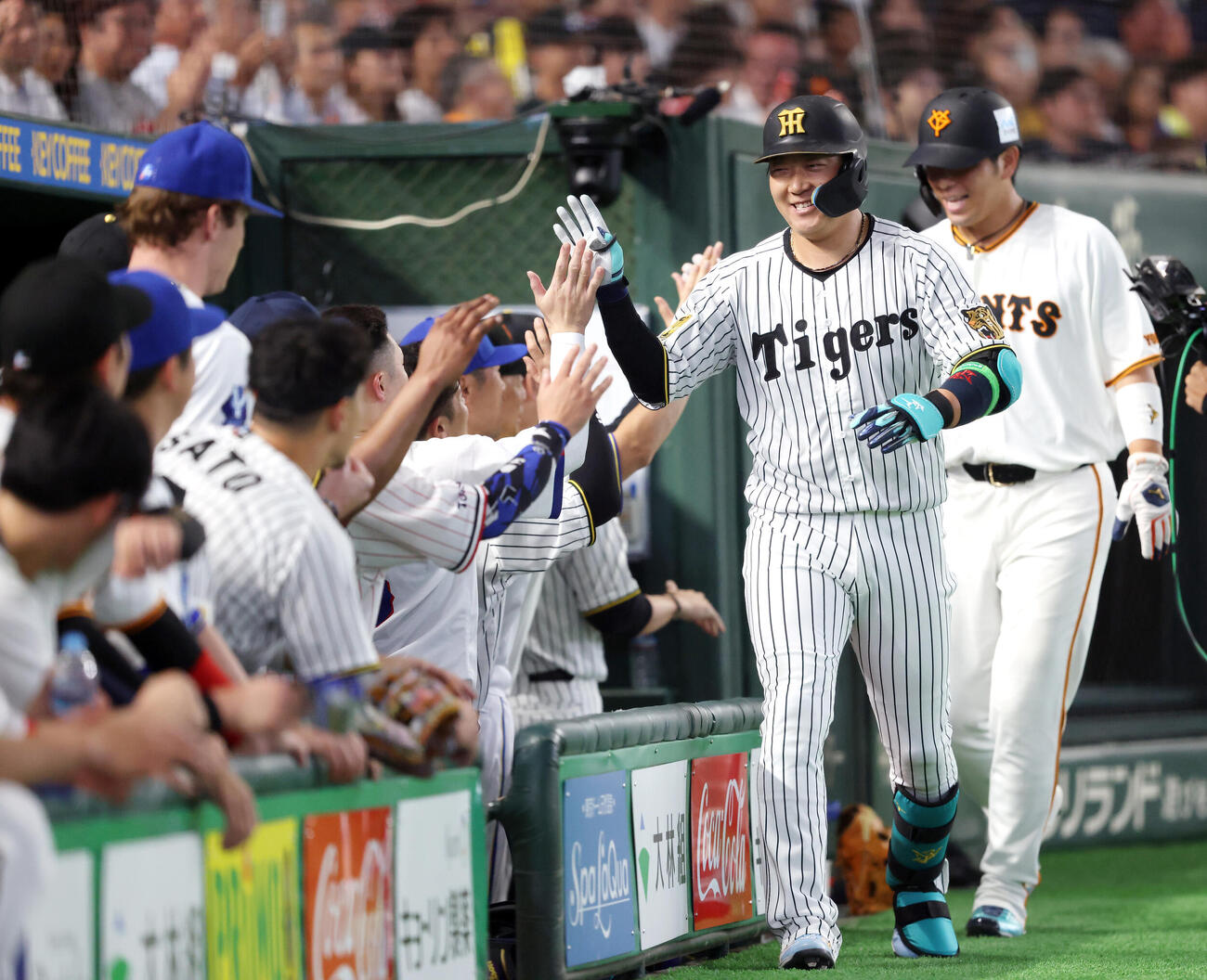 全セ対全パ　8回裏全セ無1死二塁、2点本塁打で生還し、チームメートに迎えられる大山悠輔（撮影・河田真司）