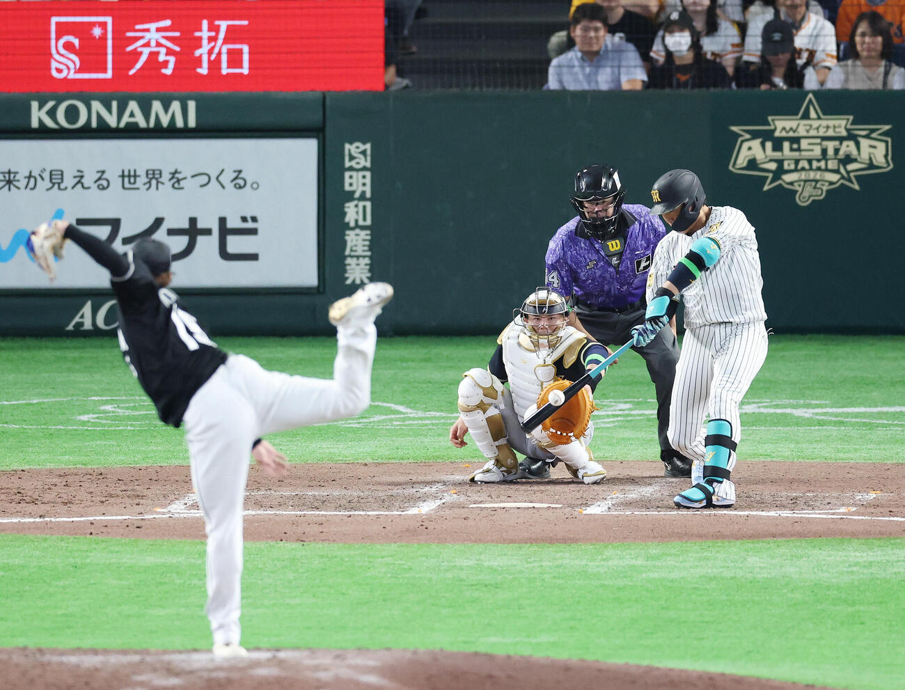 全セ対全パ　8回裏全セ1死二塁、2点本塁打を放つ大山悠輔。投手横山陸人（撮影・宮地輝）