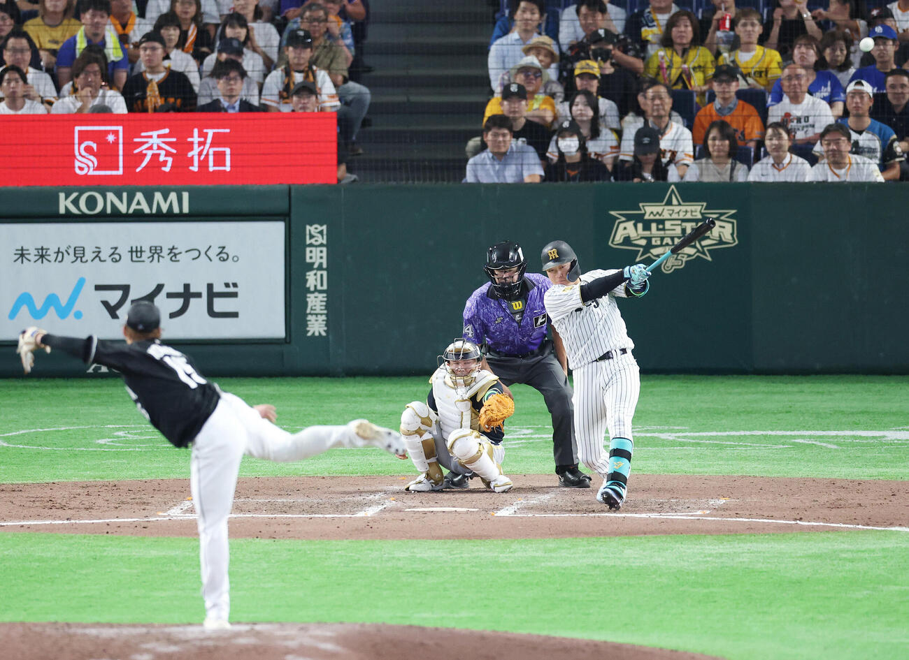 全セ対全パ　8回裏全セ1死二塁、2点本塁打を放つ大山悠輔。投手横山陸人（撮影・宮地輝）