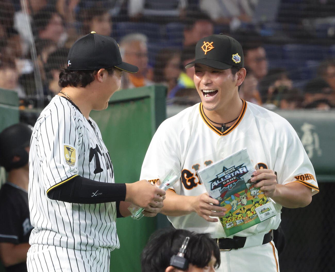 全セ対全パ　クイズに臨む全セ大山悠輔（左）と大城卓三（撮影・河田真司）
